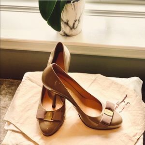 Salvatore Ferragamo vara bow pump